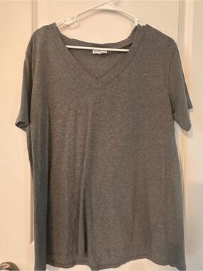 Loanna Women's Short Sleeve Tee in Heather Gray